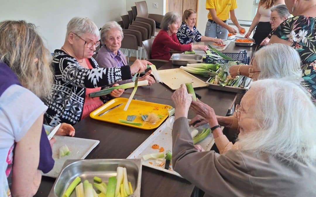 Les résidentes préparent la soupe!