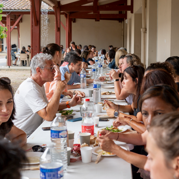 Un repas convivial, préparé en interne et pris tous ensemble avec les enfants présents au sein de la MECS ce jour-là